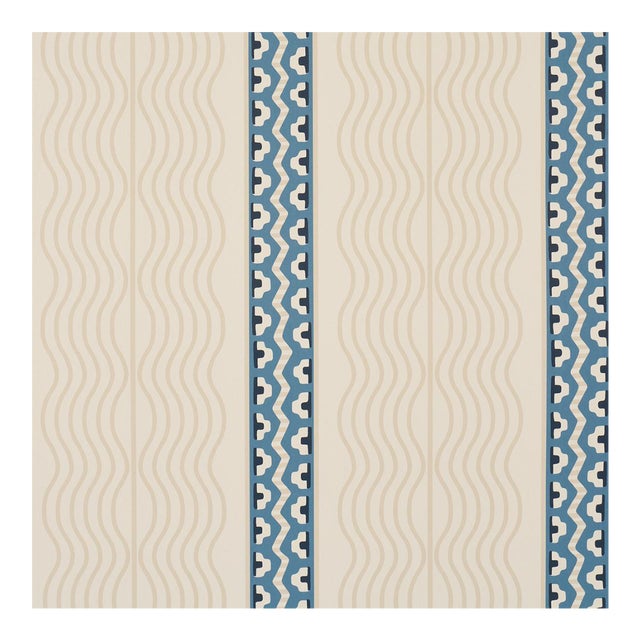 Sample - Schumacher x Johnson Hartig Crème Anglaise Wallcovering in English Cream/Denim Blue For Sale