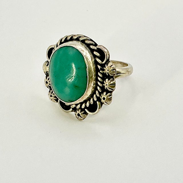 1970s Vintage Southwestern Navajo Boho Chic Sterling & Turquoise Cocktail Ring - Size 7.25 For Sale - Image 6 of 14