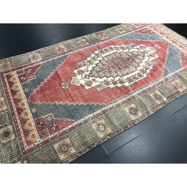 Oushak Wool Rug, 1960s, in Flawless conditions. Designed 1960 to 1969