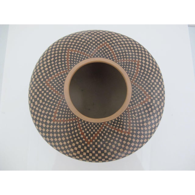 Mata Ortiz Lazaro Ponce Mexico Geometric Checkerboard Pottery Olla Pot Vase For Sale - Image 4 of 8