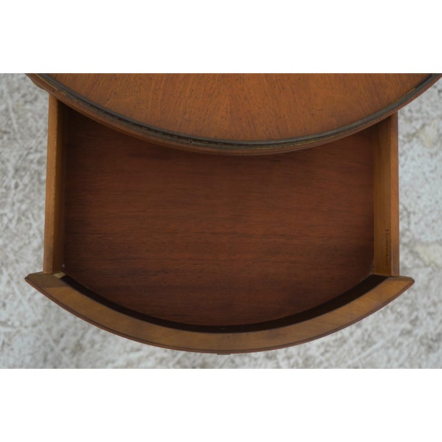 Pair of Henredon Round French Louis XVI Walnut Lamp Tables For Sale In Philadelphia - Image 6 of 18