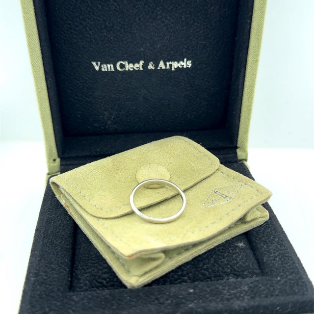 Van Cleef & Arpels Platinum Tendrement Wedding Band 2.44g, Size 7 For Sale - Image 6 of 7
