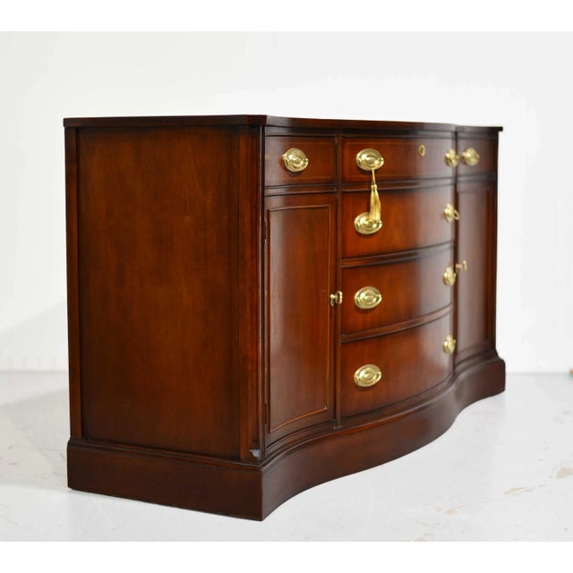 Mid Century Hepplewhite Style Mahogany Sideboard Buffet by Bassett Furniture For Sale In Chicago - Image 6 of 15