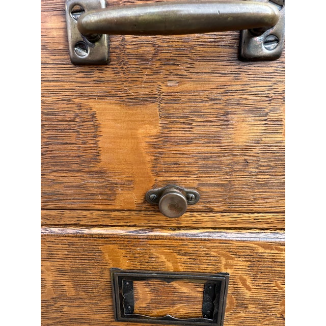 1920s Antique Tiger Oak 4 Drawer Filing Cabinet by Yawman and Erbe Mfg. Co. For Sale - Image 5 of 16