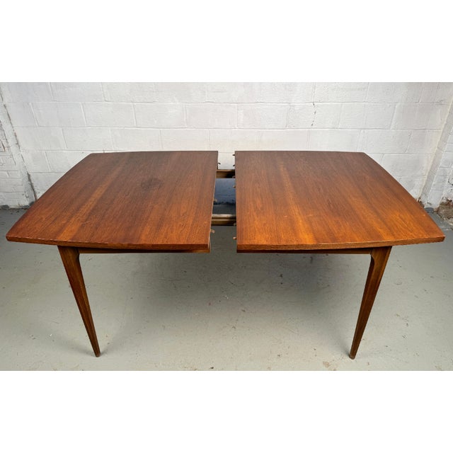 Mid-Century Modern Expanding Walnut Dining Table by Broyhill For Sale In New York - Image 6 of 12