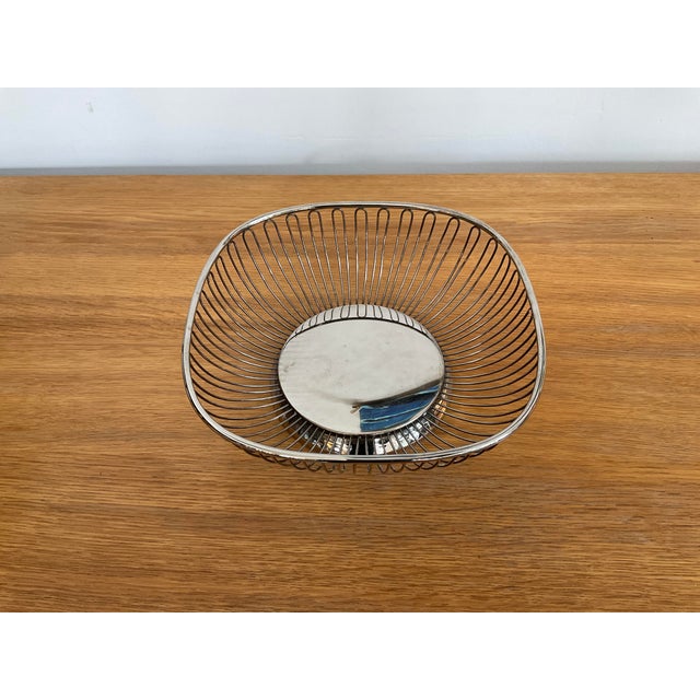 Vintage Gorham attributed silver-plated bread basket with intricate wire sides. A classic piece for your dining table....