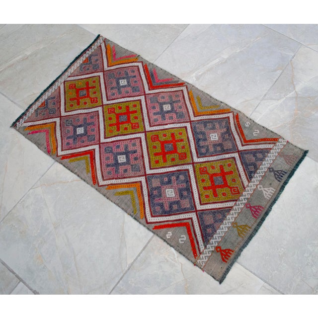 Offered is a hand-woven mini Turkish rug. Material : Wool on cotton. Origin: Aegean Age: About 60-70 years old Weight: ~...