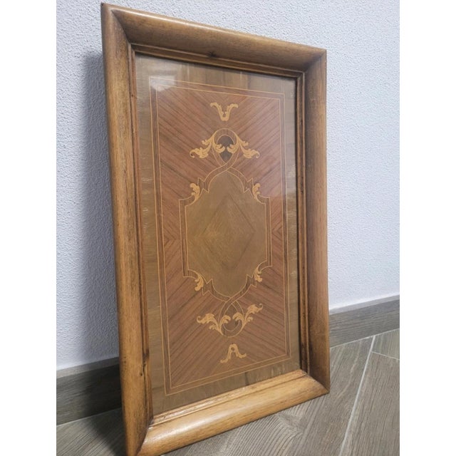 Decorative wooden tray, with a plaque in the center veneered with different wood species.