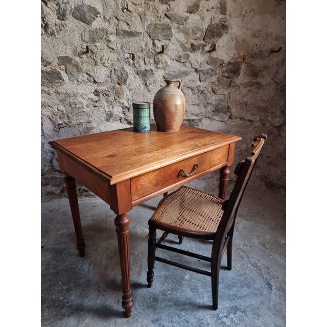 Compact oak writing table dating from around 1930–1950. Made of solid oak with a warm natural patina, it features one...