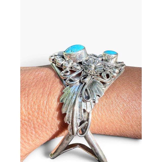 Turquoise 1980s Harry B. Yazzie Navajo Sterling Silver & Turquoise Floral Cuff Bracelet For Sale - Image 8 of 10