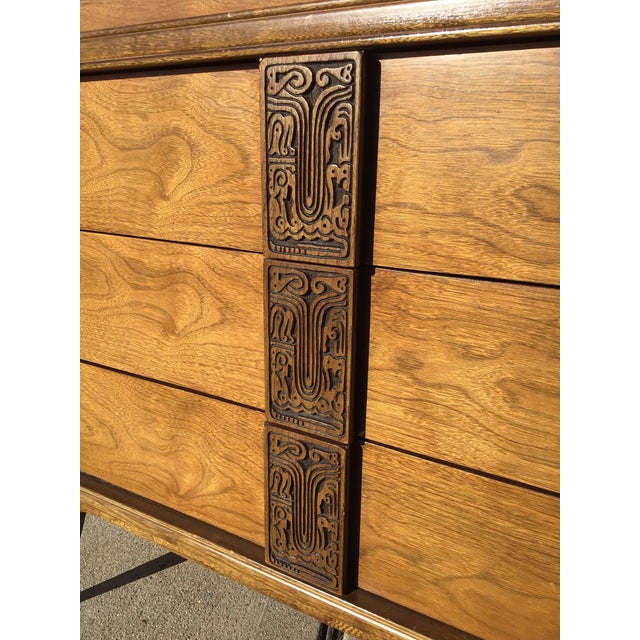 1960s Vintage Circa 1960 Mid-Century Modern Bassett "Mayan" Chest of Drawers. For Sale - Image 5 of 11
