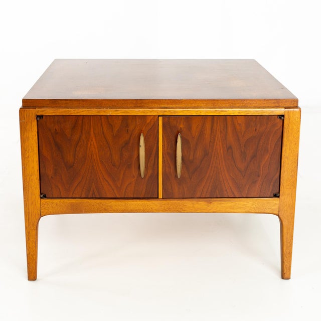 Paul McCobb Style Lane Rhythm Mid Century Walnut Nightstand Side End Table This side table measures: 28.5 wide x 28.5 deep...