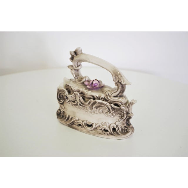 Capodimonte iron in ceramic, 60s. This piece has an attribution mark, I am sure that it is completely authentic and take...