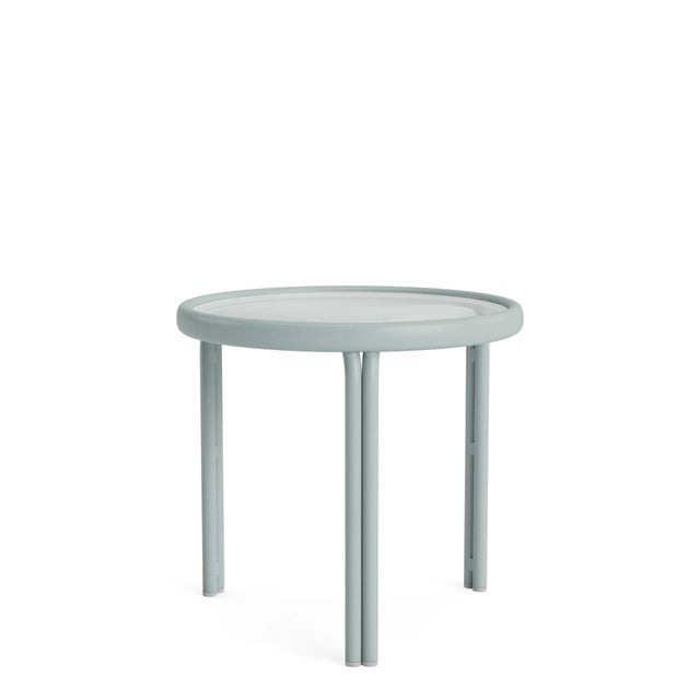 Brown Jordan Kantan Aluminum 20" Round Occasional Table in Harbor For Sale