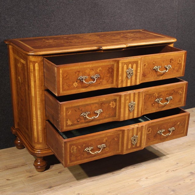 Italian chest of drawers from the second half of the 20th century. Finely inlaid in various precious woods, including...