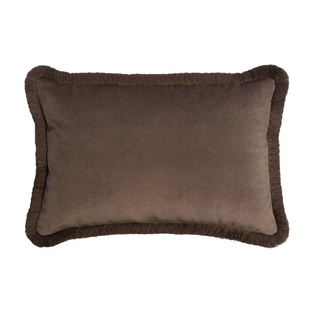 The contrasting chromatic scheme characterizing these couple of cushions lends it a distinct luxe yet restrained allure....