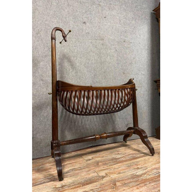 Superb Empire mahogany cradle with a swan's neck, circa 1810 Two uprights, one decorated with a swan's head, the other...