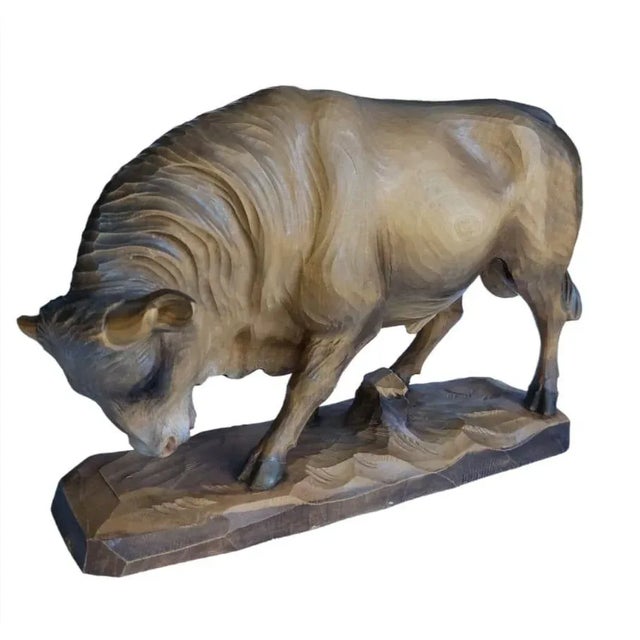 A beautifull piece of antique handcraft wood of a cattle,Bully Anatomically carved prefect. Linden wood.