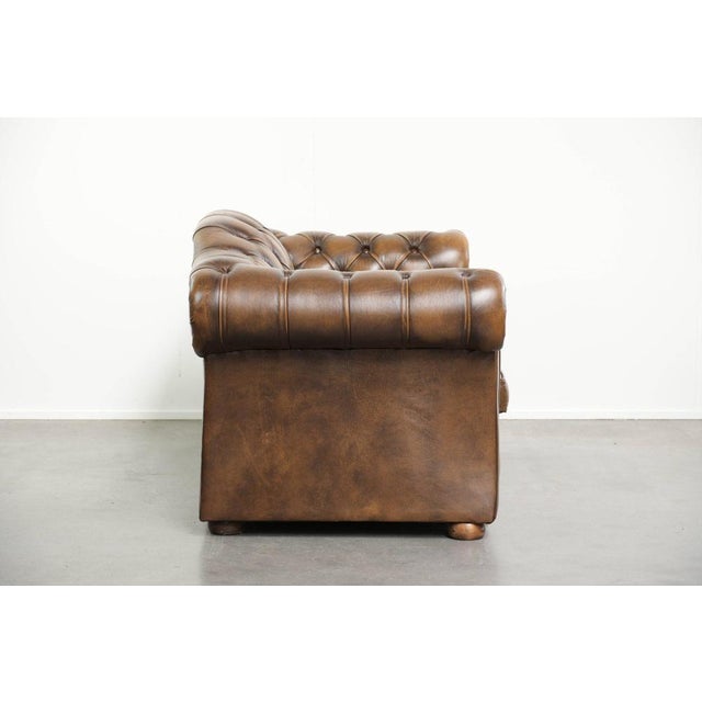 Timeless and beautiful English cowhide Chesterfield 2-seater sofa in a luxurious color. : This timeless and beautiful...