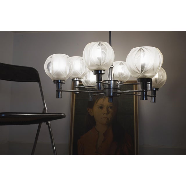 1970s Mid-Century Space Age Sputnik 8-Light Chandelier in Chrome and Faceted Glass Globes, 1970s For Sale - Image 5 of 15