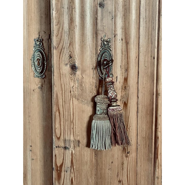 Light Yellow 18th Century Frankfurter Wave Cabinet in Pine For Sale - Image 8 of 11