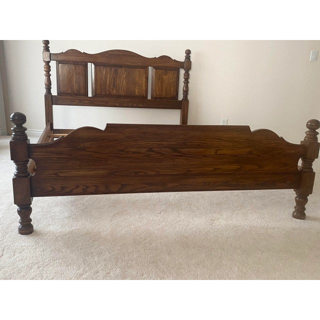 Late 20th Century Pennsylvania House Solid Oak Cannonball Style American Tradition With Colonial Charm Queen Bed Excellent Condition For Sale - Image 12 of 15