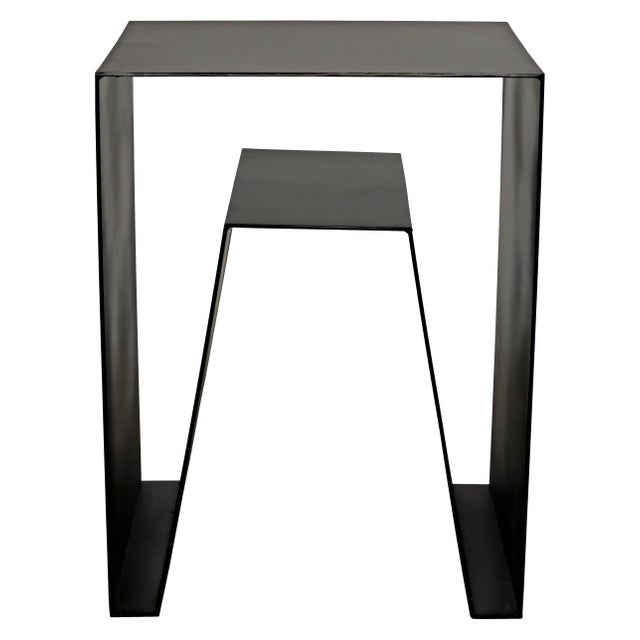 Decorative but not-at-all ostentatious, this angular accent table has been expertly constructed of metal.