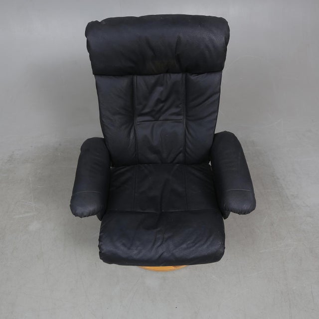Set of Vintage Scandinavian Lounge Chair with Ottoman in Black Leather and Wood Frame, 1980s For Sale - Image 4 of 9