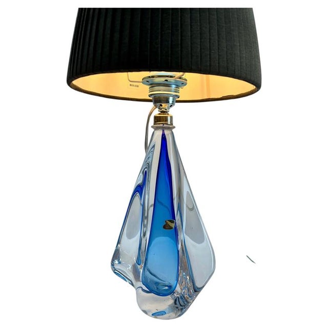This simple yet graceful table lamp is in size; 33 cm excluding the shade. The Cobald colored core in Classic Val Saint...