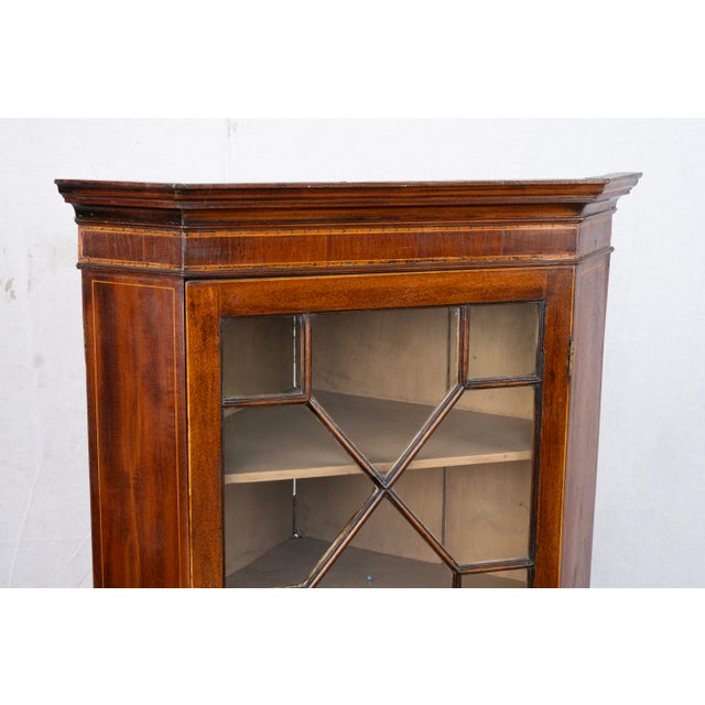 English Late 18th Century Georgian Wall Mounted Corner Cabinet For Sale - Image 3 of 11