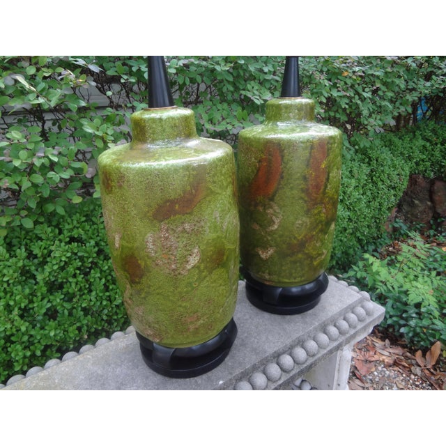 Mid-Century Modern Pair of Hollywood Regency Lamps Attributed to James Mont For Sale - Image 3 of 13