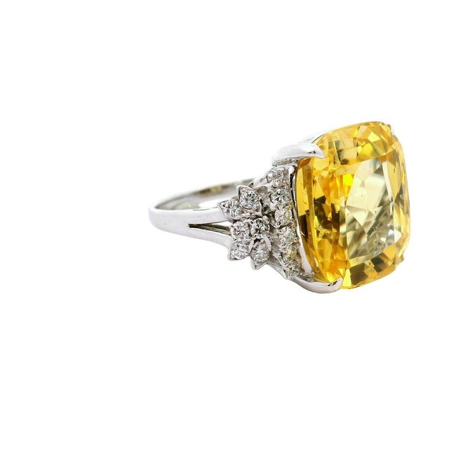 Contemporary 14.66 Carat No-Heat Yellow Sapphire Diamond Platinum Ring, Gia Certified For Sale - Image 3 of 6