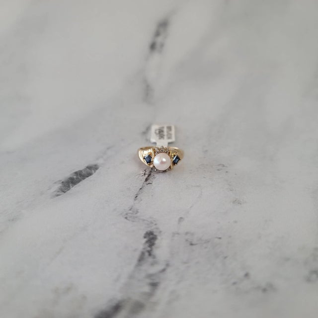 Contemporary Freshwater Pearl, Sapphire & Diamond Cluster Ring 10k Yellow Gold, Size 7 For Sale - Image 3 of 4