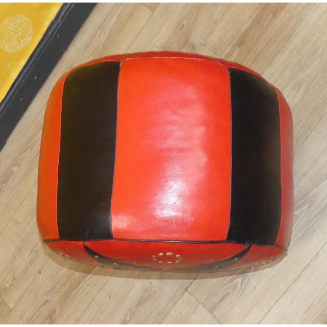 Vintage Pouf in Leather, 1970s For Sale - Image 4 of 7