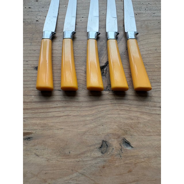 Mid 20th Century Vintage Peeredge Regent Sheffield Yellow Handle Stainless Steel Steak Knives – Set of 6 For Sale - Image 5 of 6
