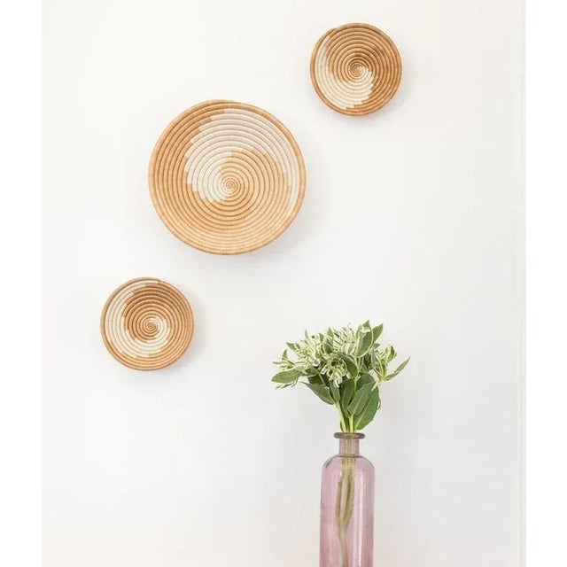 2010s African Rwanda Woven Sweet Grass and Sisal Wall Hanging Basket in Tan & White Swirl For Sale - Image 5 of 6