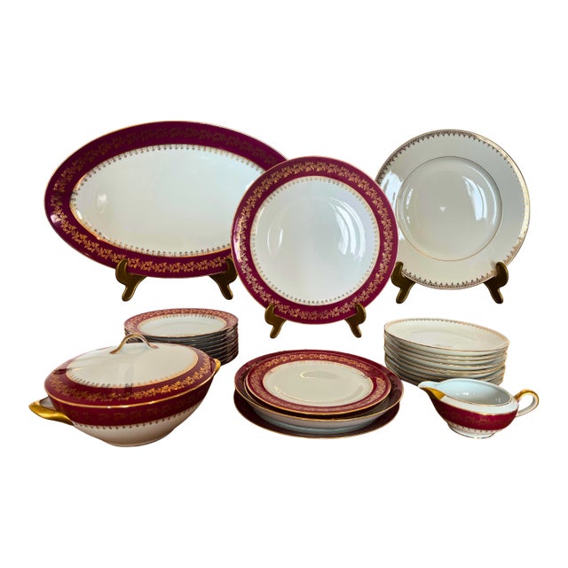 Limoges Porcelain Dinner Service 26 P. For 9, Ruby Red & Gilt Frieze, Circa Mid-20th Century For Sale