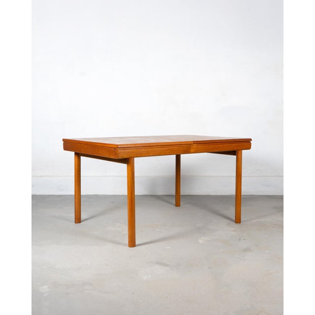 Set of extendable dining table and teak chairs from the English firm White and Newton. The rectangular table divides in...