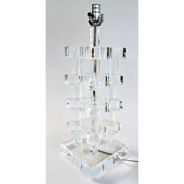 1960s Vintage Mid-Century Modern Stacked Lucite Acrylic Table Lamp For Sale - Image 5 of 11