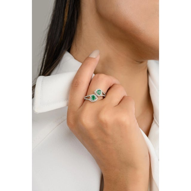 Art Deco 18k Authentic Heart Cut Emerald Wrap Around Finger Ring Size 6.5 For Sale - Image 3 of 12