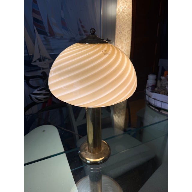 Mid century Vetri Murano swirled glass table lamp. The mushroom shape glass has a yellow/cream tone to it with a...