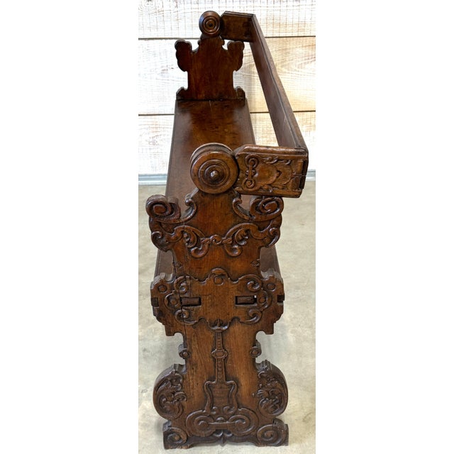 Italian Baroque Carved Walnut Revolving Hall Bench, Late 17th–Early 18th Century For Sale - Image 4 of 15