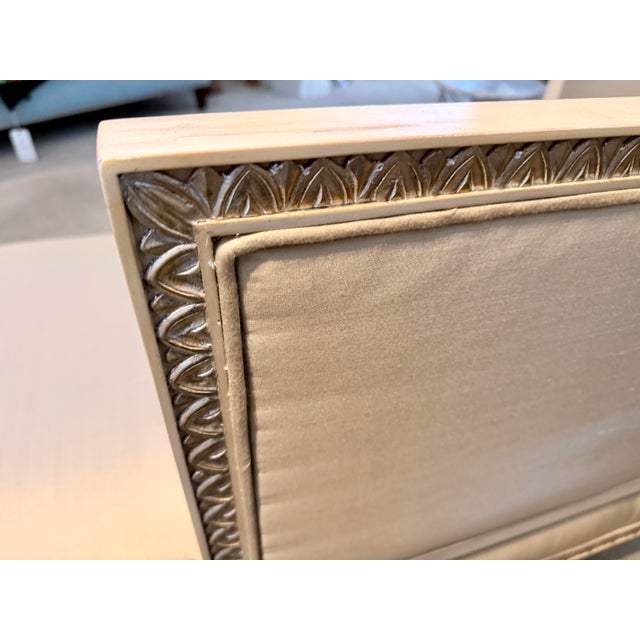 French Carved Neoclassical Chaise Lounge in Ivory Silk Upholstery For Sale - Image 4 of 10