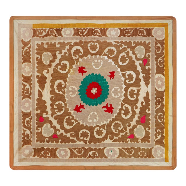 Suzani Tablecover – Tan Beige Textile With Emerald & Red Boho Details 3'9'' X 4'2'' For Sale