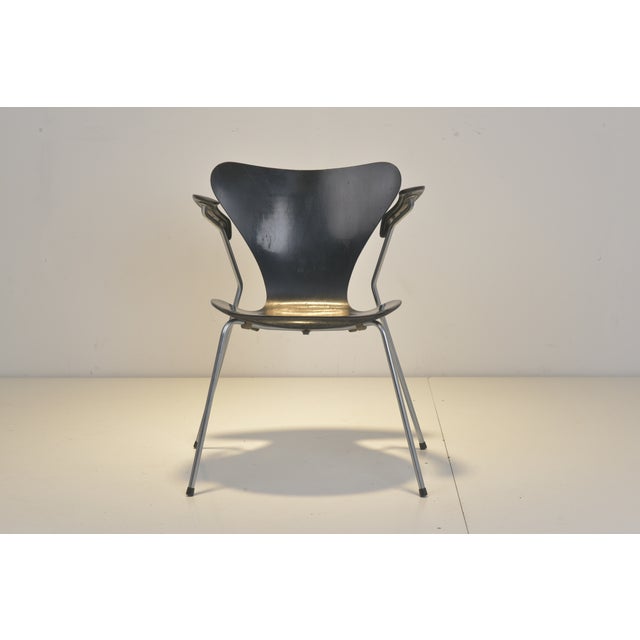 Arne Jacobsen – Chair Model 3207, first version, black A rare design classic in a particularly sought-after early version:...