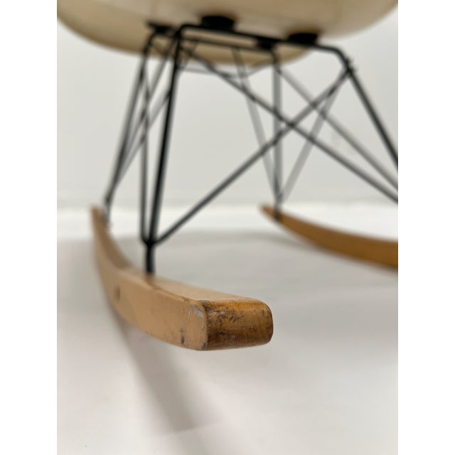 1960s Rocking Chair by Charles & Ray Eames for Herman Miller – Parchment Fiberglass For Sale - Image 15 of 15