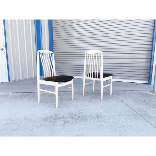 1990s Mid-Century White Slatted Dining Chairs With Black Vinyl Seats - Set of 6 For Sale - Image 9 of 14