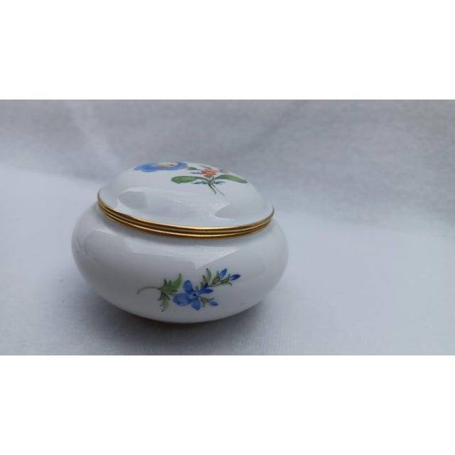Ceramic Vintage Porcelain Trinket Box with Hand-Painted Morning Glory Deutsche Blumen from Meissen, 1950s For Sale - Image 7 of 9