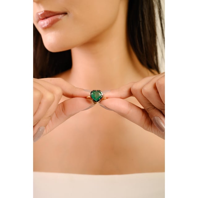 Georgian Era Inspired Button Back Set 2.37 Ct Emerald Heart Ring Size 5 in 18k Gold For Sale - Image 4 of 17