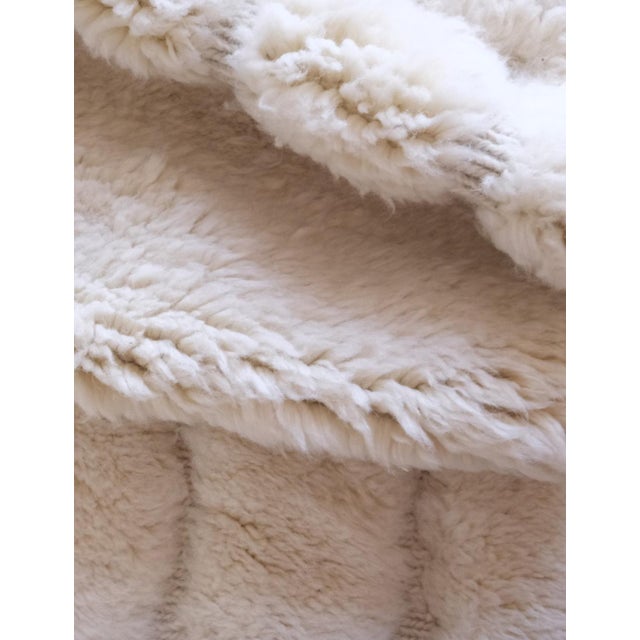Textile White Moroccan Beni Mrirt Wool Rug - 8.6 X 4.9 Ft For Sale - Image 7 of 10